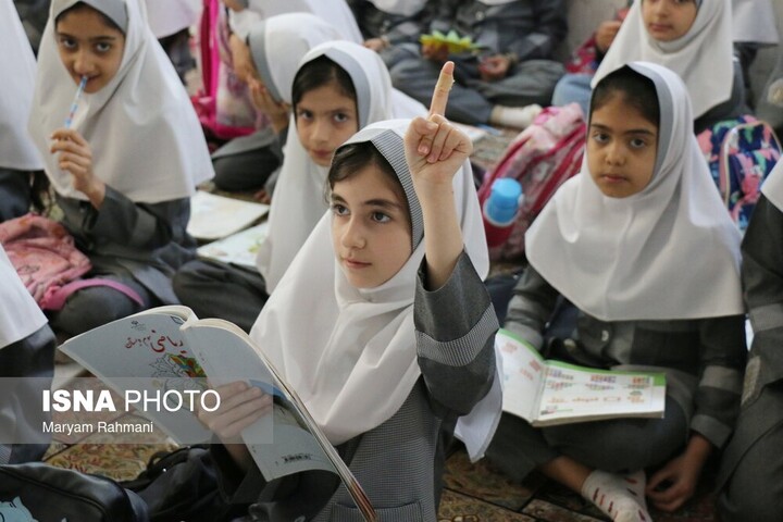 عکس تزئینی است فرماندار خرمدره: همراهی با نهاد تعلیم و تربیت، وظیفه همه دستگاههای اجرایی است
