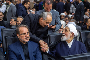 حجت الاسلام علی اکبر ناطق نوری و بهرام سرمست استاندار تبریز در مراسم چهلم شهادت دکتر علی لاریجانی - حرم حضرت فاطمه معصومه(س)