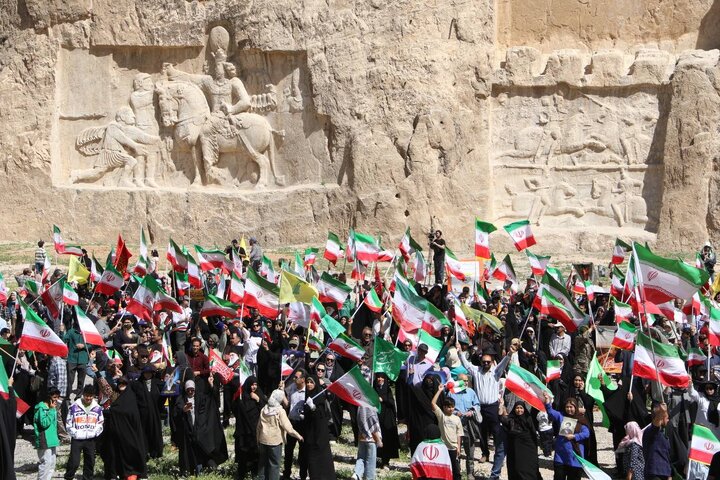 طنین اقتدار بر بلندای پارسه / اهتزاز پرچم ایران در پاسخ به گزافه‌گویی‌های دشمن