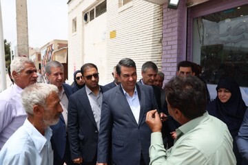 حضور استاندار کرمان در میدان آزادی و شنیدن بی‌واسطه مطالبات شهروندان