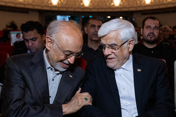 محمدرضا عارف، معاون اول رییس جمهور و علی اکبر صالحی در آیین بزرگداشت و چهلم شهید علی لاریجانی