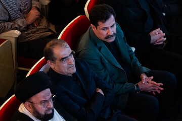 عبدالکریم حسین‌زاده، معاون رئیس‌جمهور در امور توسعه روستایی و مناطق محروم و سید حسن قاضی‌زاده هاشمی در آیین بزرگداشت و چهلم شهید علی لاریجانی