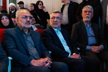 از راست- سید عباس صالحی، وزیر ارشاد، محمدرضا ظفرقندی، وزیر بهداشت و سید محمد حسینی در آیین بزرگداشت و چهلم شهید علی لاریجانی