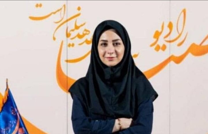 معلمی پشت میکروفن رادیو