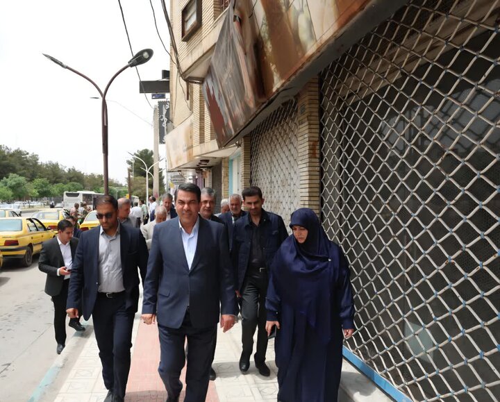 حضور استاندار کرمان در میدان آزادی و شنیدن بیواسطه مطالبات شهروندان