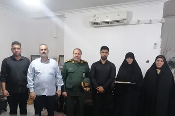 دیدار مدیرکل حفظ آثار و نشر ارزش‌های دفاع مقدس کرمان با خانواده «شهیده طاهری»
