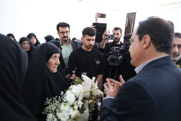 دیدار استاندار ایلام با خانواده ۱۰ شهید جنگ رمضان در چرداول