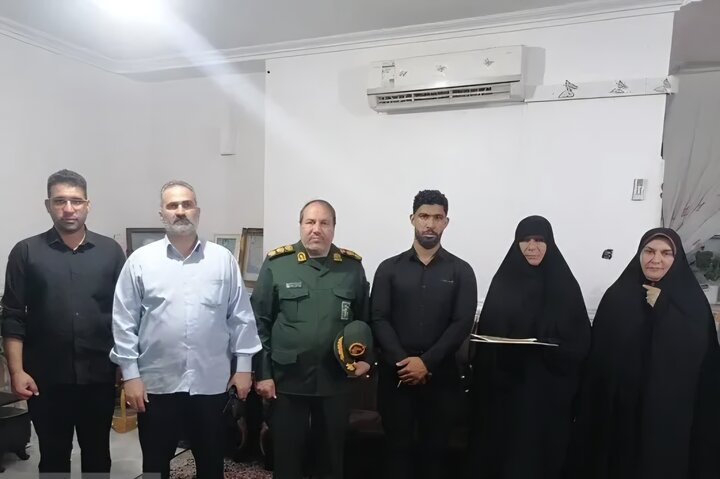 دیدار مدیرکل حفظ آثار و نشر ارزش‌های دفاع مقدس کرمان با خانواده «شهیده طاهری»