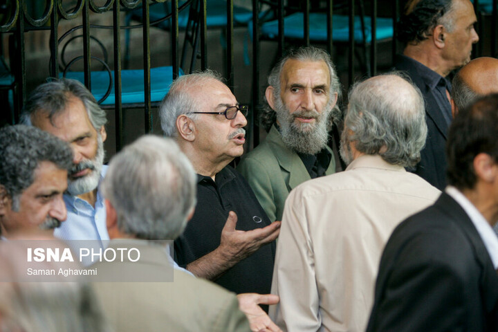 دولت ابادی، فرمان ارا، انتظامی، احمدی در خاکسپاری «بزرگمرد کوچک» 