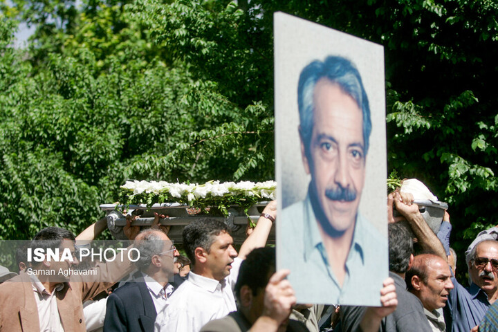 دولت ابادی، فرمان ارا، انتظامی، احمدی در خاکسپاری «بزرگمرد کوچک»