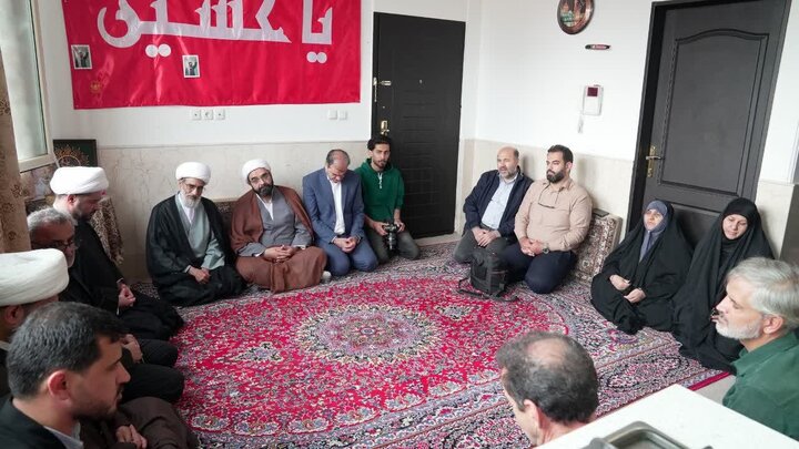دیدار نماینده آستان مقدس امام حسین (ع) با خانواده‌های شهدای جنگ رمضان در قم