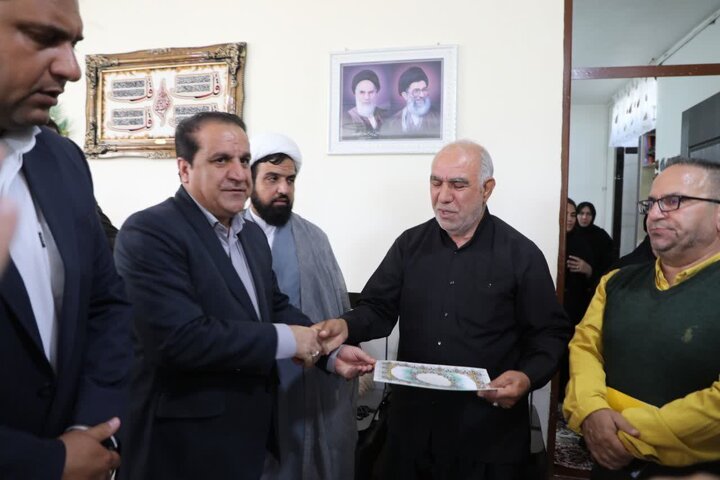 دیدار استاندار ایلام با خانواده ۱۰ شهید جنگ رمضان در چرداول
