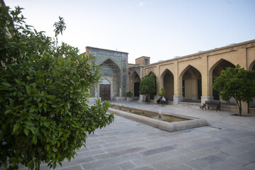 محله سنگ سیاه - وجه تسمیه این محله به دلیل وجود سنگ سیاهی بر آرامگاه سیبویه بوده که اهالی، آن محله را سنگ سیاه می خواندند. از شمال به محله سرباغ و میدان شاه، از جنوب به دروازه کازرون، از غرب به باروی شهر و از شرق به محله سردزک محدود می شود. بناهای شاخص آن عبارتند از : بقعه بی بی دختران، حمام و مسجد ایلخانی، مسجد و حسینیه مشیر، بازارچه و کلیسای ارامنه، حسینیه کردها، خانه فروغ الملک، خانه سعادت، خانه ضیائیان، بازارچه حاج زینل و بقعه سید حاجی غریب (سید تاج الدین غریب) می باشد.