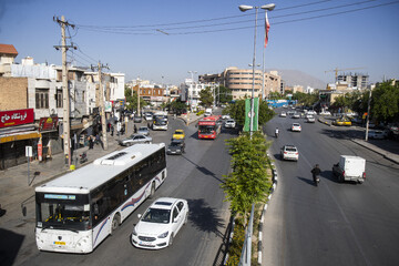 ۶ دروازه شیراز- (دروازه کازرون) در قدیم ،شیراز دارای شش دروازه بوده. هم اکنون در این شهر دروازه ای به جز دروازه قرآن وجود ندارد اما مردم  هنوز به محل دروازه های قدیمی اشاره می کنند.--دروازه کازرون در انتهای خیابان قاآنی شمالی شیراز واقع شده است.