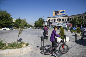 ۶ دروازه شیراز- (دروازه اصفهان) در قدیم ،شیراز دارای شش دروازه بوده. هم اکنون در این شهر دروازه ای به جز دروازه قرآن وجود ندارد اما مردم  هنوز به محل دروازه های قدیمی اشاره می کنند.--دروازه اصفهان در نزدیکی پل علی بن حمزه شیراز واقع شده است.