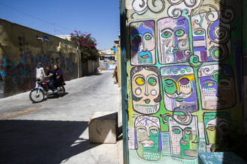  نخستین کوچه گالری ایران در گذر تاریخی نارنجستان قوام شیراز با حمایت شهرداری شیراز و نقاشی‌های دیواری عادل یزدی، هنرمند نقاش و مجسمه ساز و دیگر نقاشان اجرا شده است. داستان‌های عروسی درخت نارنج و رد شدن سیاوش از آتش تصاویری است که روی کالبد بافت تاریخی گذر نارنجستان قوام نقش بسته است.
نقاشی‌ها با محوریت داستان‌هایی است که در این فضا وجود داشته و هدف اصلی این است که وقتی گردشگران از این گذر تاریخی عبور می‌کنند برای دقایقی مقابل این آثار بایستند، عکس بگیرند و برایشان جذابیت داشته باشد.