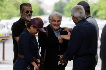 مهدی هاشمی بازیگر در مراسم وداع با پیکر علی خسروی طراح گرافیک و نقاش