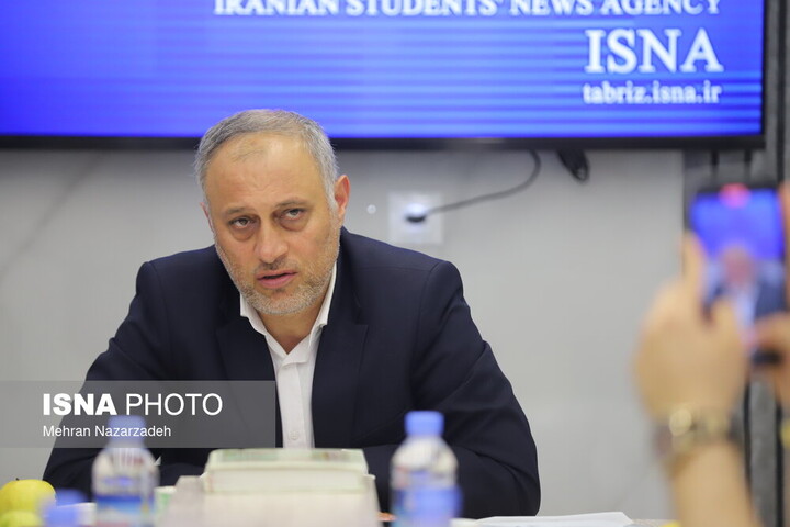 نشست مشترک رییس مرکز ملی فرش ایران با فعالان و تشکل های حوزه فرش آذربایجان‌شرقی