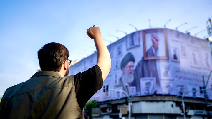 چرا مشت گره‌کرده رهبر شهید  دیوارنگاره شد؟
