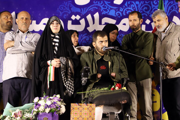 سخنرانی حسین محمدی جانباز جنگ تحمیلی سوم در تجمع شبانه مردم کرمانشاه