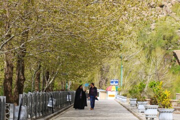 پیاده روی، ورزش، و تماشای کتیبه ها و ابشار از مهم ترین تفریحات مردم همدان است .