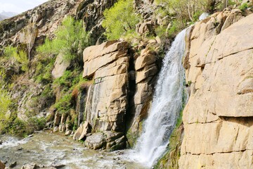 آبشار گنج نامه همدان با ارتفاع 12 متر، یکی از اصلی ترین مقاصد گردشگری در دامنه کوهستان الوند است .