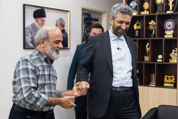 محمدعلی نادعلی زاده، مدیرعامل خبرگزاری ایسنا و محمد مهدی طباطبایی، معاونت ارتباطات و اطلاع رسانی دفتر رئيس جمهور در ایسنا