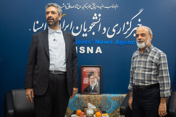 محمدعلی نادعلی زاده، مدیرعامل خبرگزاری ایسنا و محمد مهدی طباطبایی، معاونت ارتباطات و اطلاع رسانی دفتر رئيس جمهور در ایسنا