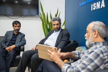 محمدعلی نادعلی زاده، مدیرعامل خبرگزاری ایسنا و محمد مهدی طباطبایی، معاونت ارتباطات و اطلاع رسانی دفتر رئيس جمهور و حبیب عباسی، مدیرکل روابط عمومی ریاست جمهوری در ایسنا