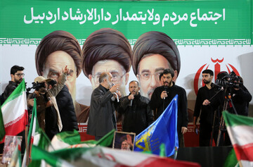 مداحی مهدی رسولی و نریمان پناهی مداحان شهیر کشوری در تجمع شبانه مردم در حمایت از مدافعان وطن در اردبیل