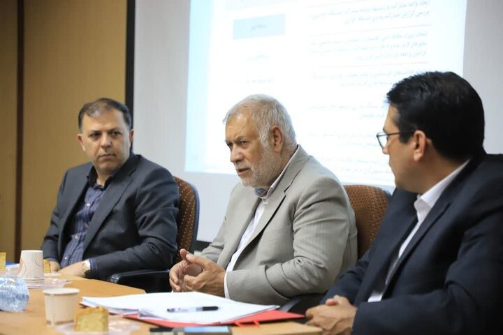 نماینده مجلس: نباید به بهانه جنگ دست روی دست بگذاریم/ در اقتصاد مقاومتی عقب هستیم