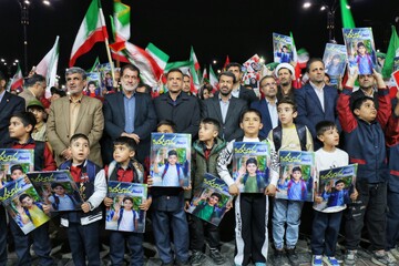 حضور جمعی از مسئولین در کنار دانش آموزان 