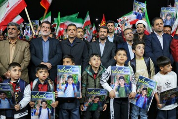 حضور جمعی از مسئولین در کنار دانش آموزان 
