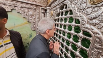 تشرف سخنگوی وزارت خارجه به زیارت حرم حضرت معصومه(س)