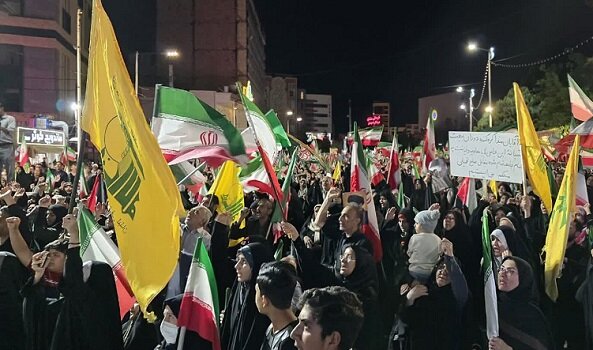 حماسه شصت و هفتمین شب حضور مردم کرمان در کف خیابان با نوای «باید برخاست»