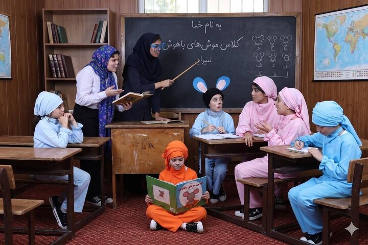 شراره رخام و گیتی معینی روی صحنه میروند