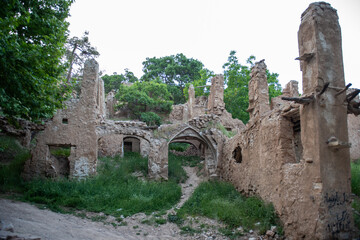 «قلعه قزل ارسلان نیمه مخروبه ازگنجینه های تاریخی »در روستای گردشگری قلات - شیراز
