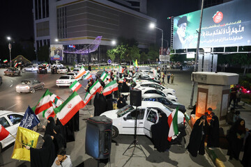 تجمع شبانه مردم در حمایت از مدافعان وطن - مشهد