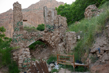 «بی توجهی به بافت در پی ساخت و ساز غیر مجاز »درروستای گردشگری قلات - شیراز