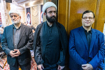علی مطهری و فرزند شهید لاریجانی در مراسم گرامیداشت شهید علی لاریجانی و فرزندش