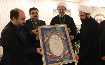 میثاق‌نامه دانشگاهیان به خانواده شهید لاریجانی تقدیم شد