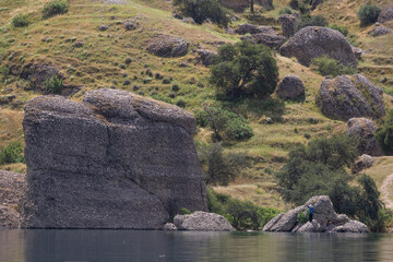 چشم‌انداز دریاچه سد دز در کنار طبیعت کوهستانی پامنار، این روستا را به یکی از متفاوت‌ترین مقاصد گردشگری جنوب کشور تبدیل کرده است.