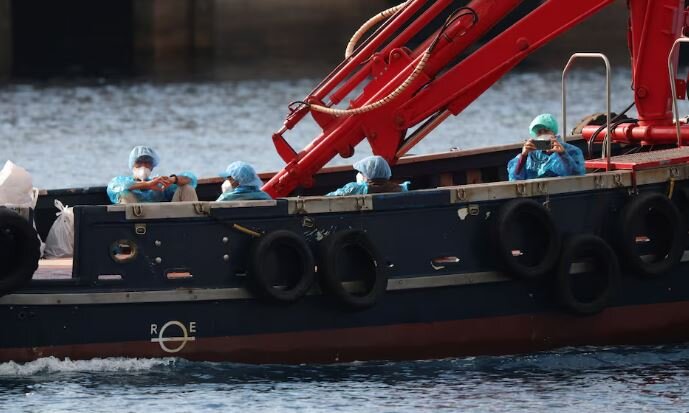 عکس: رویترز آغاز تخلیه مسافران از کشتی آلوده به «هانتاویروس»