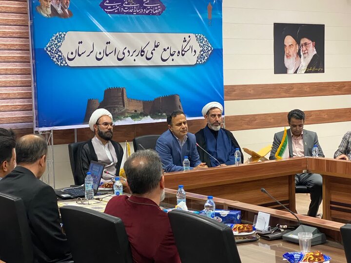 معلمی هنر عشق ورزیدن و یاد دادن است