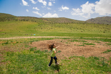 کودکان عشایر قشقایی در محدوده چادر و مراتع خود به بازی و سرگرمی می‌پردازند.