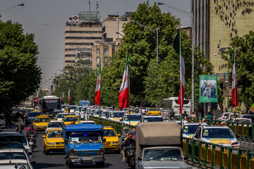 رژه خودرویی تاکسیرانان تهران برای بیعت با رهبر انقلاب