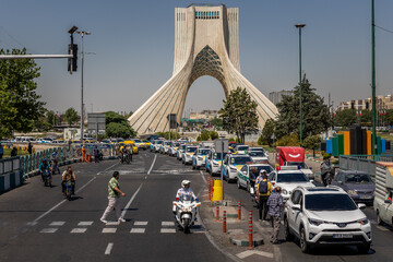 رژه خودرویی تاکسیرانان تهران برای بیعت با رهبر انقلاب