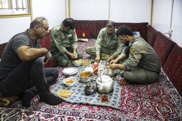 محیط‌بانان پس از انجام ماموریت درحال صرف غذا هستند