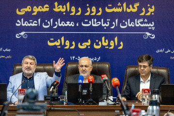  عباس علی آبادی، وزیر نیرو و الیاس حضرتی، رئیس شورای اطلاع رسانی دولت در مراسم رونمایی از خودروهای امداد برقی و بزرگداشت روز روابط عمومی
