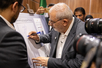 عباس علی آبادی، وزیر نیرو در مراسم رونمایی از خودروهای امداد برقی و بزرگداشت روز روابط عمومی
